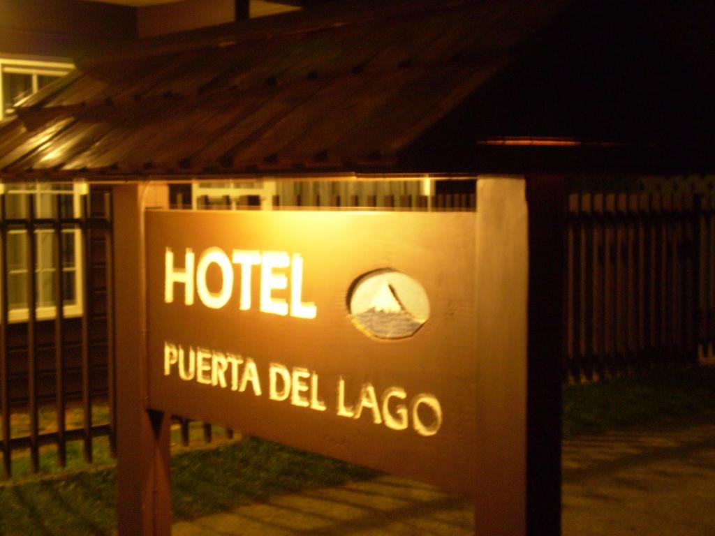 a sign for a hotel puerto del lago at night at Hotel Puerta del Lago in Puerto Varas