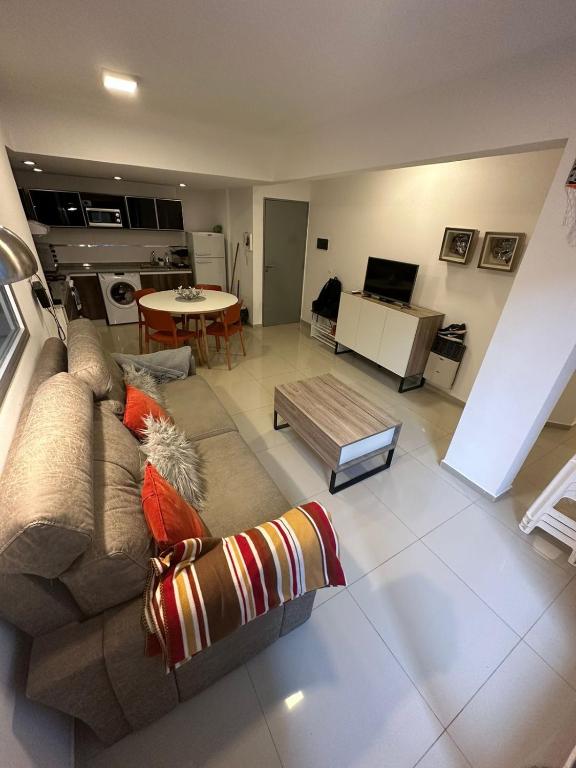 a living room with a couch and a table at Apartamento 2 habitaciones Pichincha in Rosario