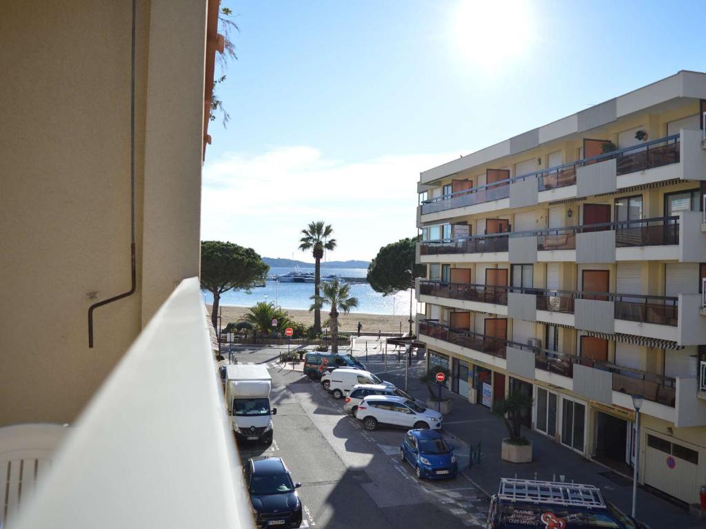 Vous bénéficierez d'une vue depuis le balcon d'un immeuble avec parking. dans l'établissement Studio lumineux à 30m de la plage, balcon, clim, commerces à côté - FR-1-226-444, à Sainte-Maxime