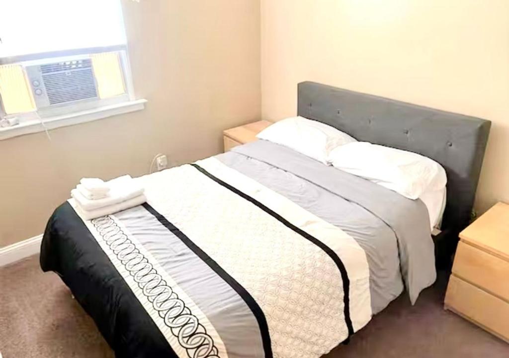 Tuscany 2900 - Classic Italian Style 3BR w Parking near Airport - Queen Room With Shared Bathroom