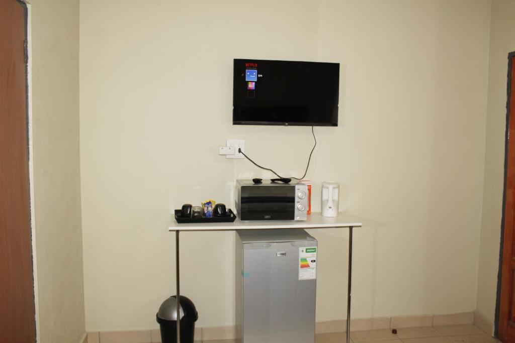 TV a/nebo společenská místnost v ubytování EMPEROR LODGE AND TOURS