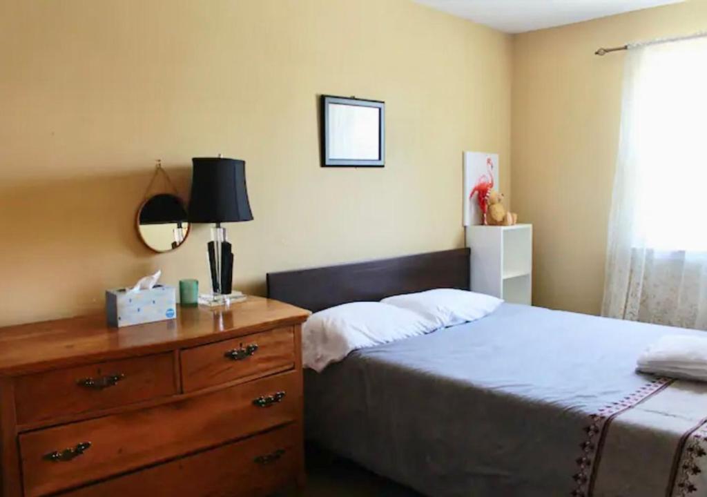 Tuscany 2900 - Classic Italian Style 3BR w Parking near Airport - Queen Room With Shared Bathroom