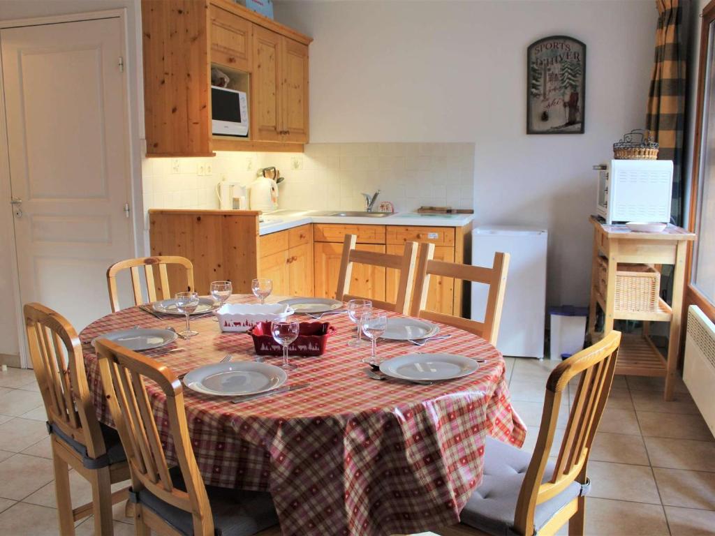 eine Küche mit einem Tisch mit einer Tischdecke darauf in der Unterkunft Appartement cosy à Vars Les Claux, 3 pièces, balcon, proche pistes et commerces, 6 couchages - FR-1-330B-193 in Vars