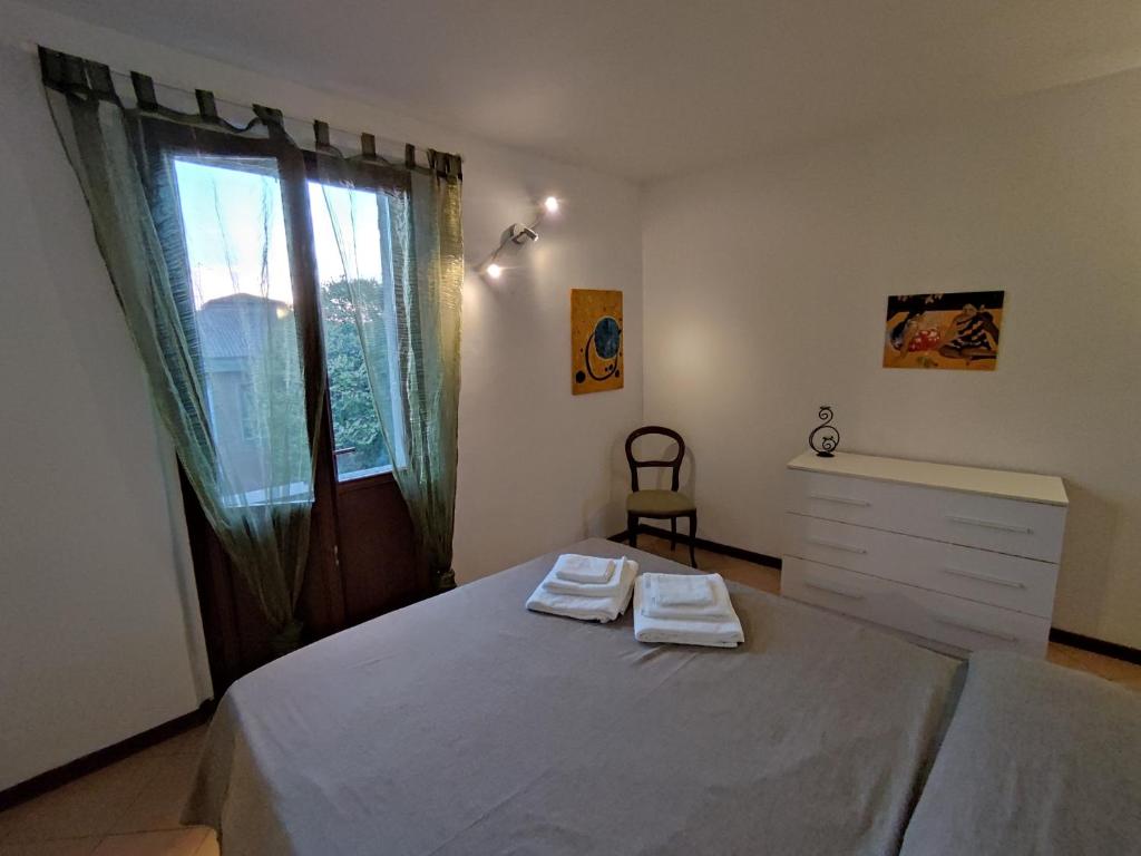 1 dormitorio con 1 cama con 2 toallas en Home4You, en Cremona