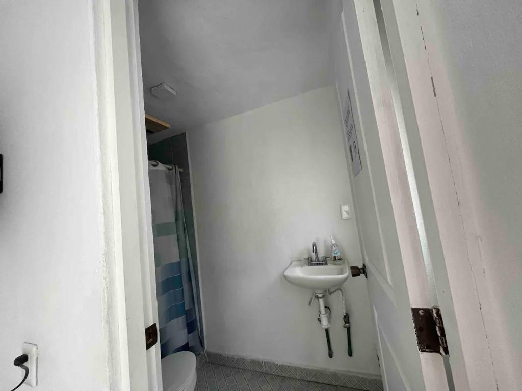 ein Bad mit einem Waschbecken und einem WC in der Unterkunft Q'entiHospedaje San Blas 3 in Cusco