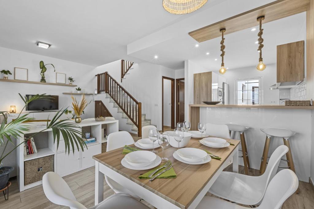 une salle à manger avec une table et des chaises blanches dans l'établissement Casahost Casa Ahul Family Time, à Costa Teguise
