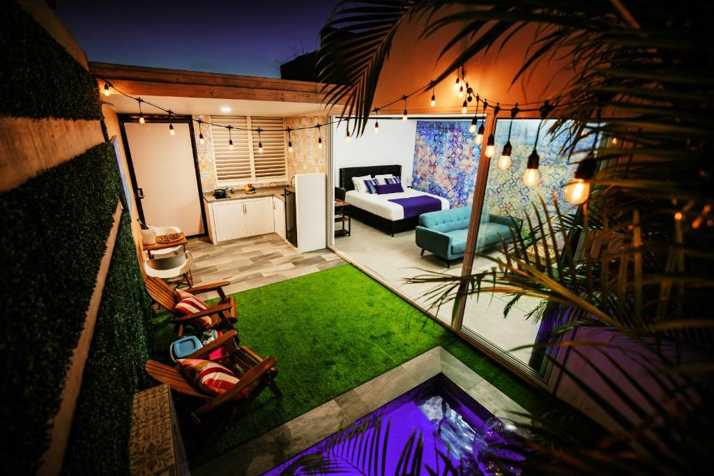 einen Luftblick auf ein Wohnzimmer mit einem Sofa in der Unterkunft Privada Stays - Lofts with Private Pool and Oasis, near Eagle Beach in Palm-Eagle Beach