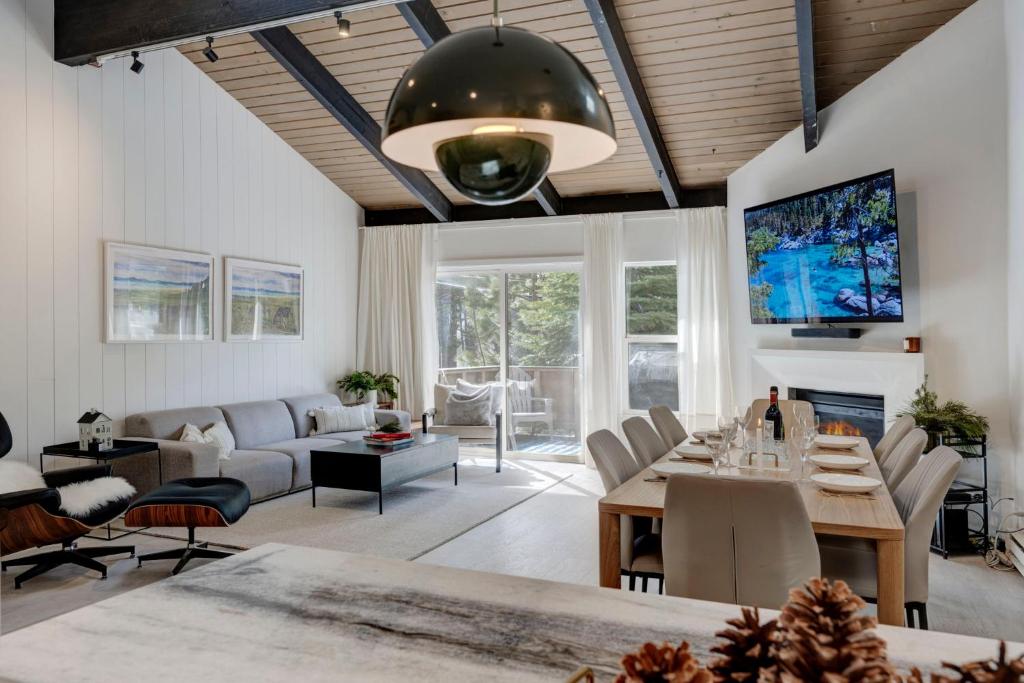 uma sala de estar com um sofá e uma mesa em Luxury Tahoe Getaway in Incline Village em Incline Village