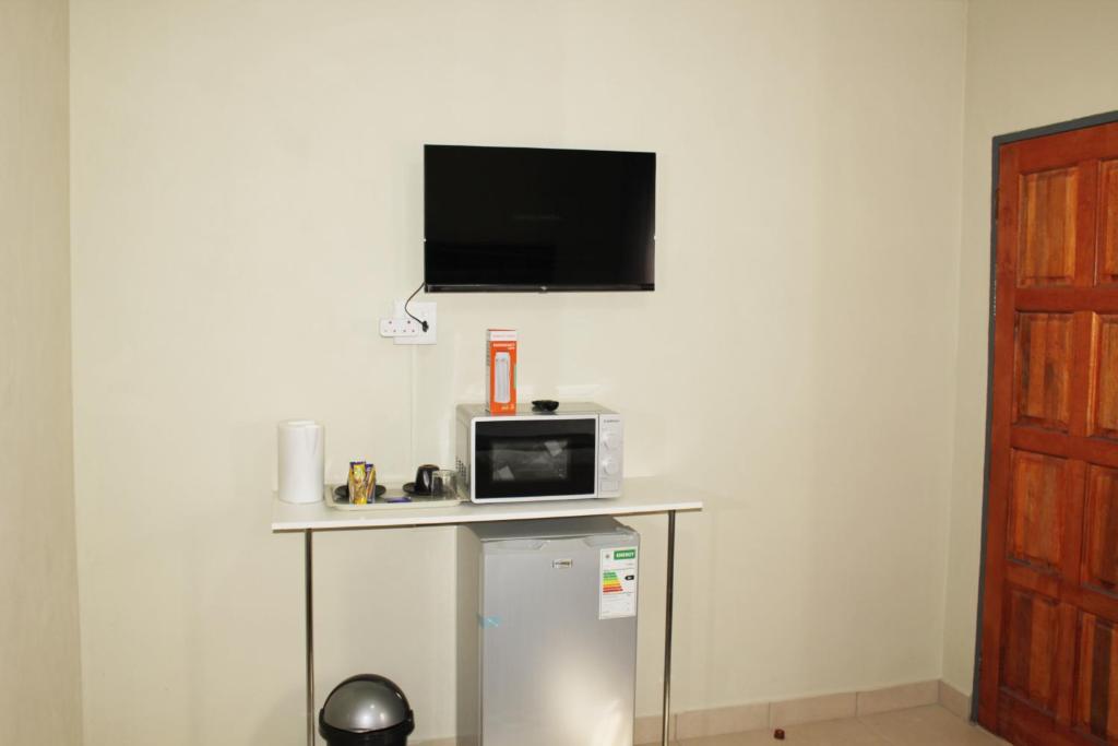 TV a/nebo společenská místnost v ubytování EMPEROR LODGE AND TOURS