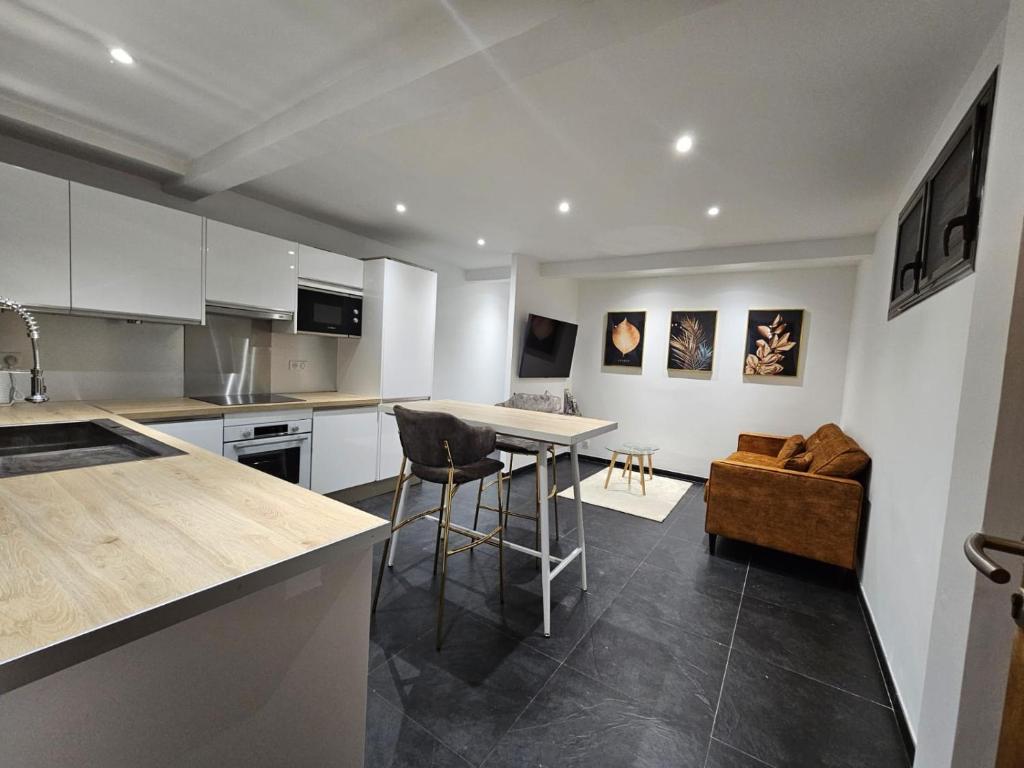 Kuchyň nebo kuchyňský kout v ubytování ECOLODGY Suites Villa