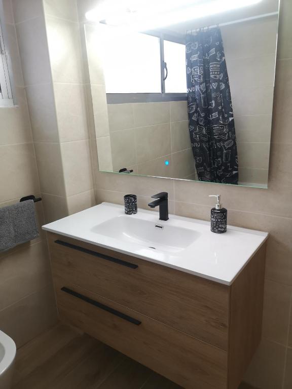 Koupelna v ubytování Hostal Mari en La Laguna, alquiler habitación privada en hostal, 6 habitaciones cerca de la universidad y aeropuerto Norte, 3 baños compartidos