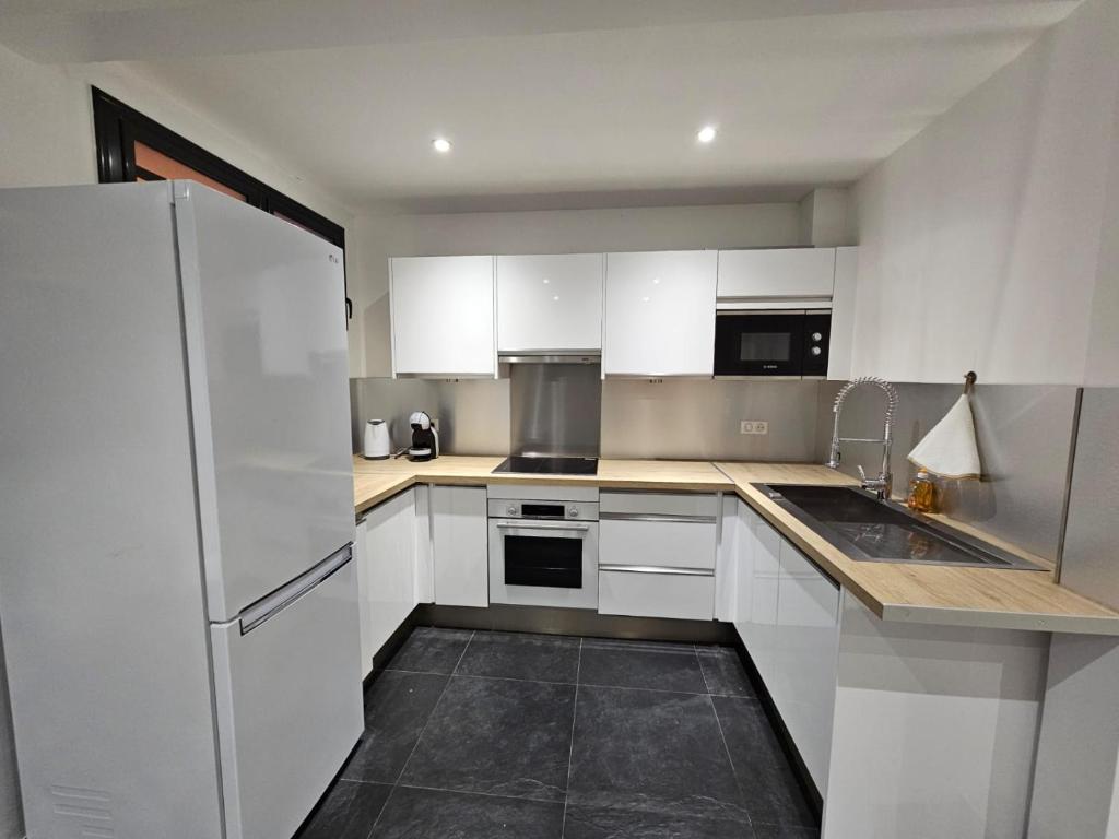 Kuchyň nebo kuchyňský kout v ubytování ECOLODGY Suites Villa