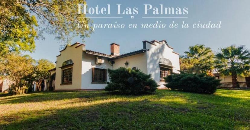 una imagen de una casa con las palabras "hotel las palmas" en Las Palmas en Mercedes