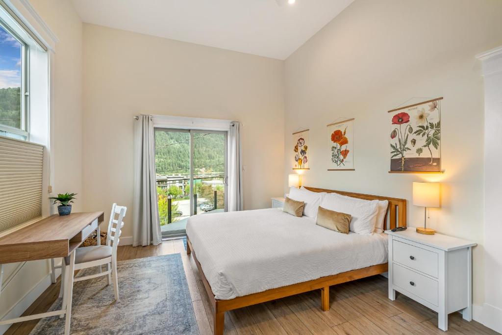 Postel nebo postele na pokoji v ubytování Stirling All Suites Hotel