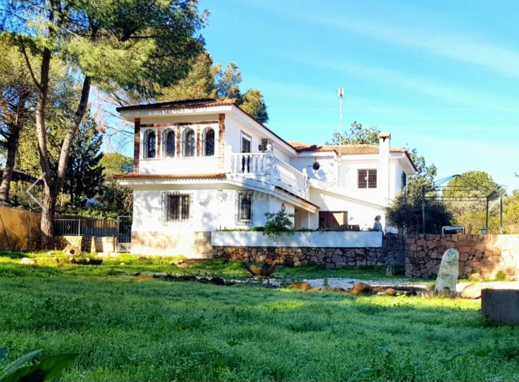 una grande casa bianca con un ampio cortile di VILLAJARAS a Cordoba