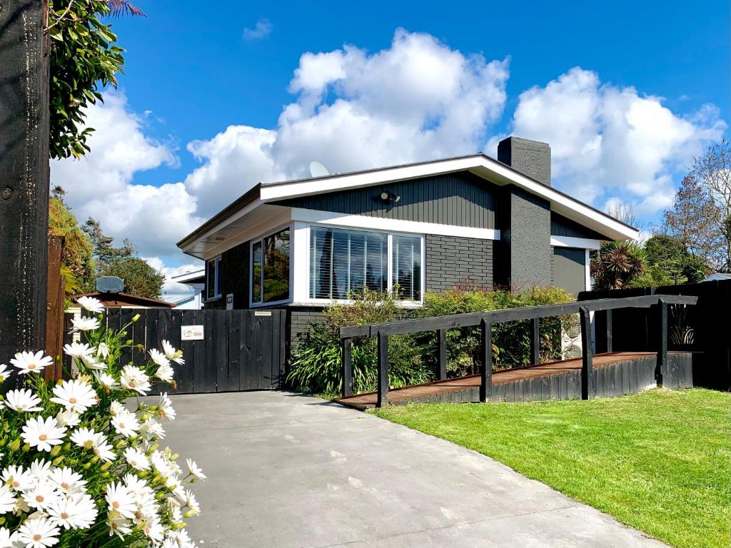 M&K Home with central air condition, 4 bedrooms, by Chartwell Shopping Centre - Resim 6