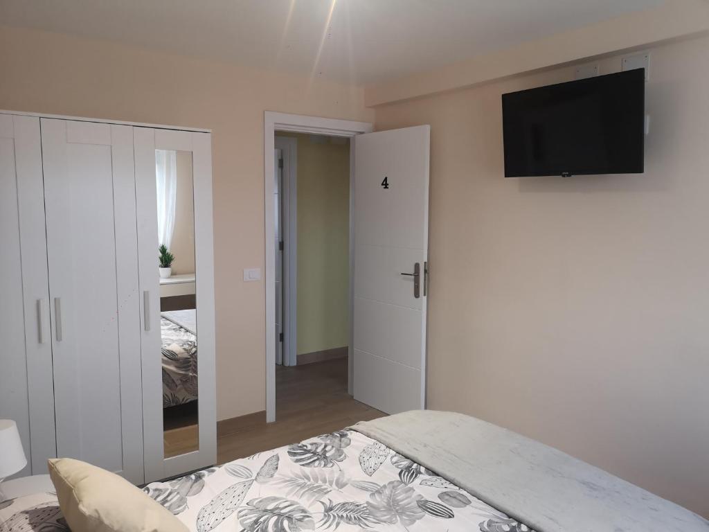 Postel nebo postele na pokoji v ubytování Hostal Mari en La Laguna, alquiler habitación privada en hostal, 6 habitaciones cerca de la universidad y aeropuerto Norte, 3 baños compartidos