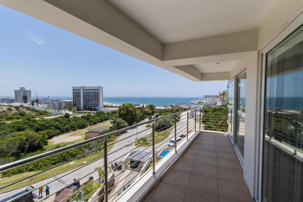 balcón con vistas al océano en The Pearls 5th Floor Luxury Apartment, en Port Elizabeth