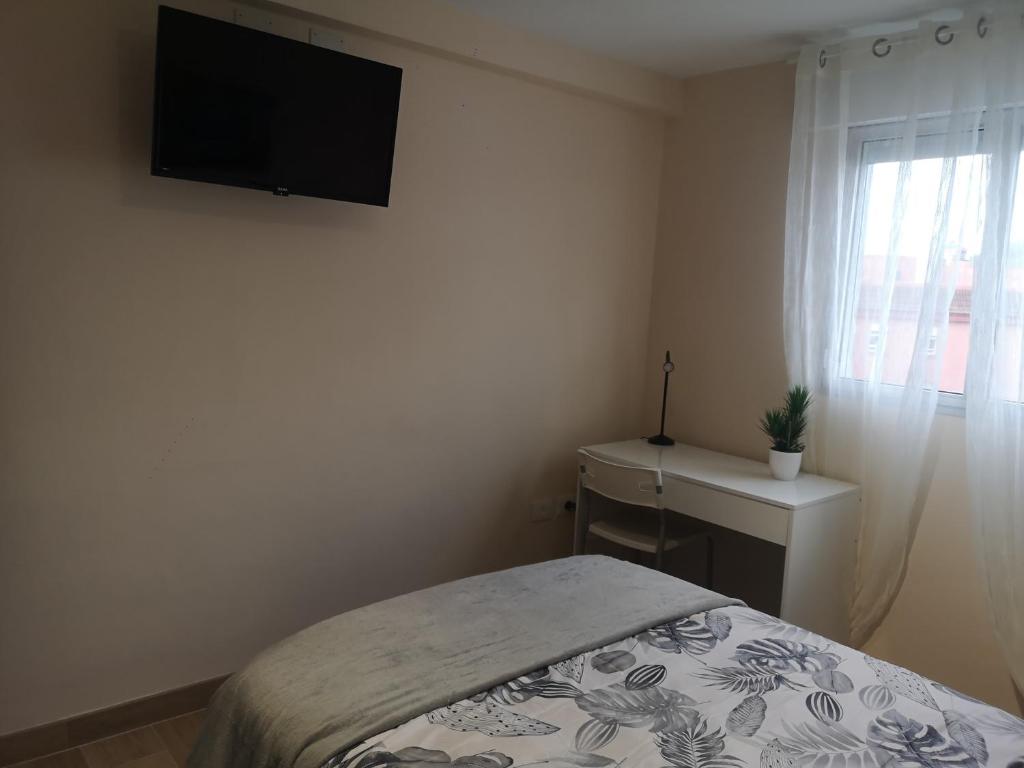 TV a/nebo společenská místnost v ubytování Hostal Mari en La Laguna, alquiler habitación privada en hostal, 6 habitaciones cerca de la universidad y aeropuerto Norte, 3 baños compartidos