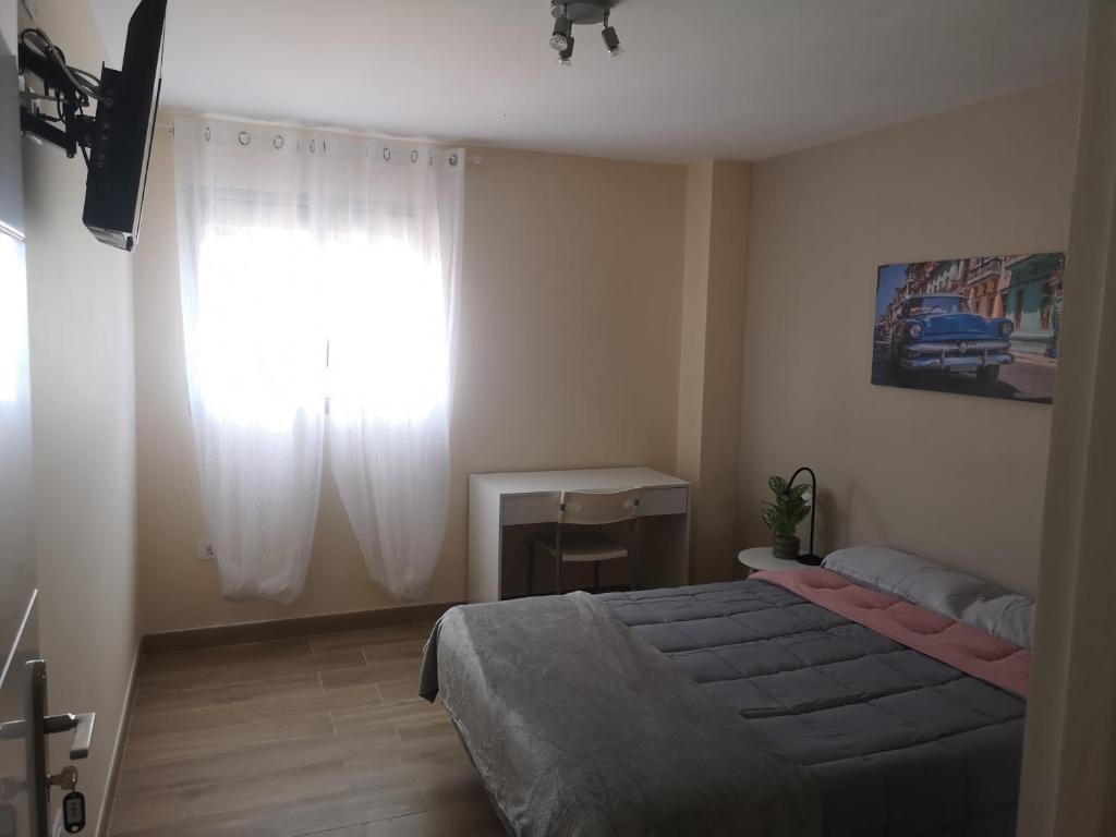 Postel nebo postele na pokoji v ubytování Hostal Mari en La Laguna, alquiler habitación privada en hostal, 6 habitaciones cerca de la universidad y aeropuerto Norte, 3 baños compartidos