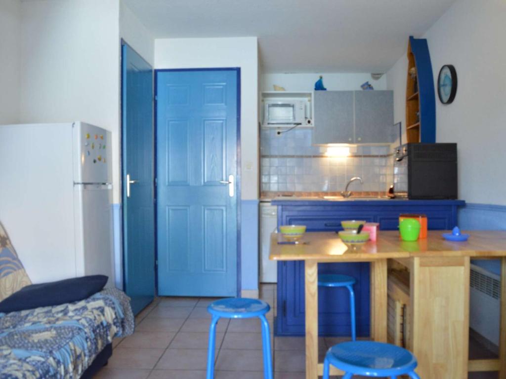 Kuchnia lub aneks kuchenny w obiekcie Pavillon avec Terrasse, 6 couchages, à 250m de la Plage et 600m des Commerces - Narbonne Plage - FR-1-229B-68
