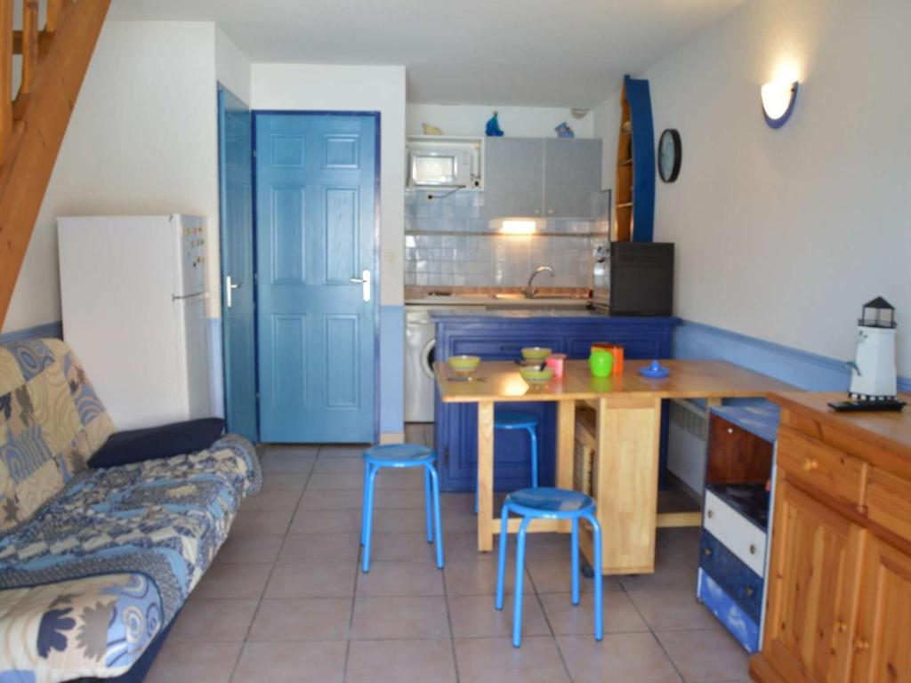 Kuchnia lub aneks kuchenny w obiekcie Pavillon avec Terrasse, 6 couchages, à 250m de la Plage et 600m des Commerces - Narbonne Plage - FR-1-229B-68