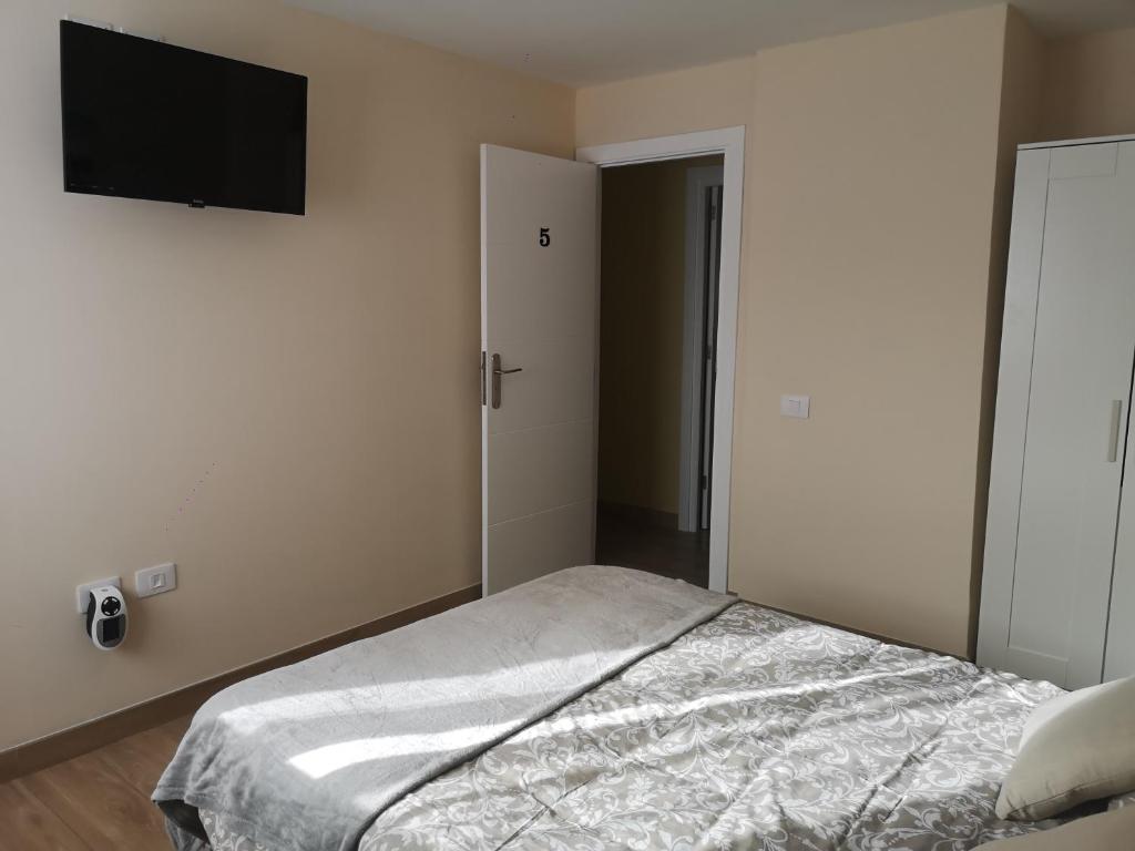 Postel nebo postele na pokoji v ubytování Hostal Mari en La Laguna, alquiler habitación privada en hostal, 6 habitaciones cerca de la universidad y aeropuerto Norte, 3 baños compartidos