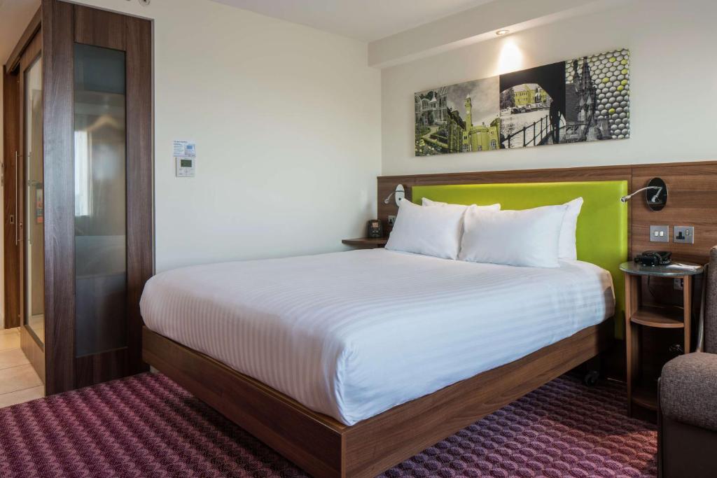 Hampton by Hilton Birmingham Broad Street - Family Room With Sofa Bed