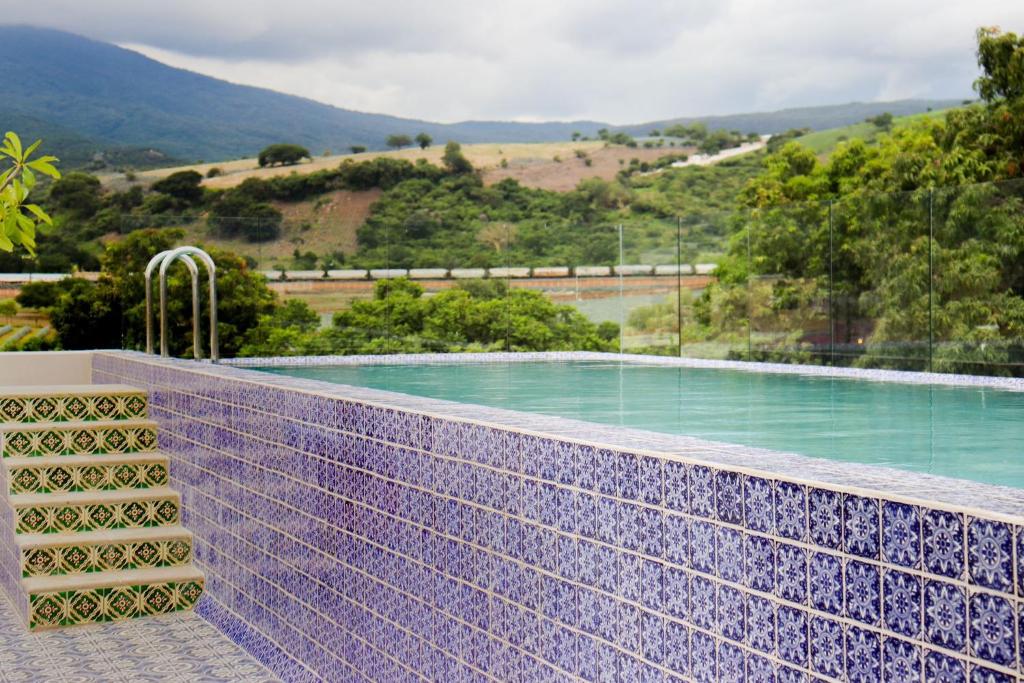 una piscina con una pared de baldosas púrpuras en Hotel Boutique Gloriagave en Tequila