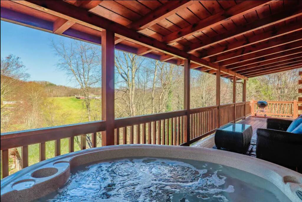 Wandering Bear Cabin w/ Hot Tub & Mountain Views!, Waynesville (updated