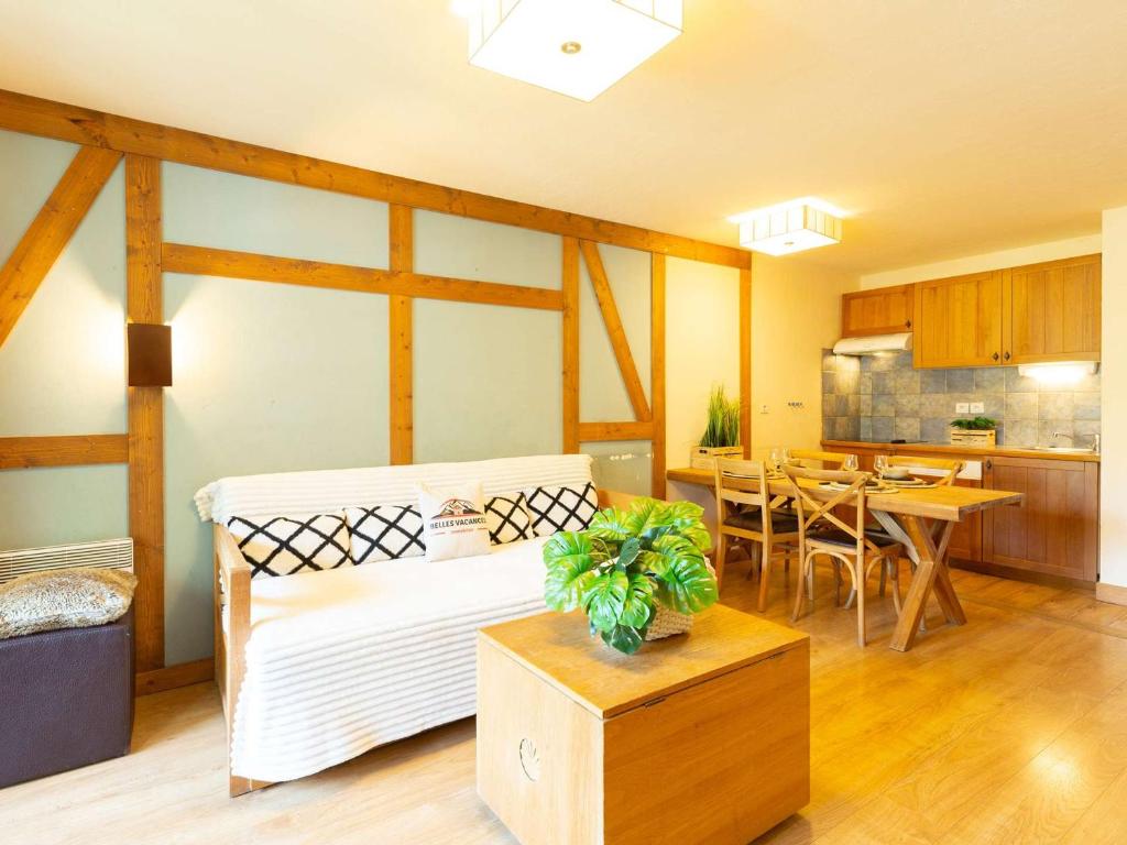 a room with a bed and a kitchen and a table at Appartement Saint-Lary-Soulan, 4 pièces, 10 personnes - FR-1-296-394 in Saint-Lary-Soulan