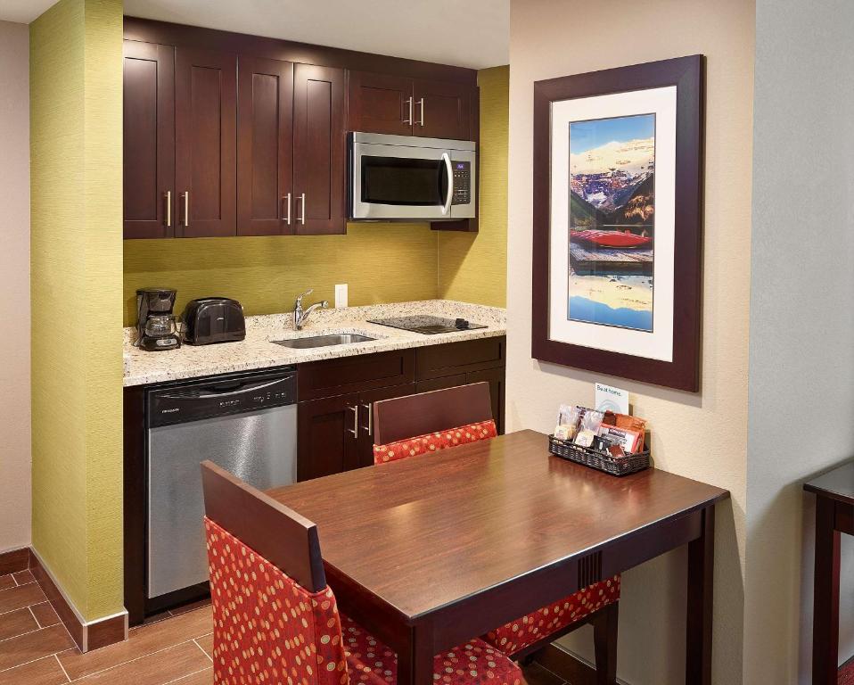 Homewood Suites Calgary Airport - Resim 32