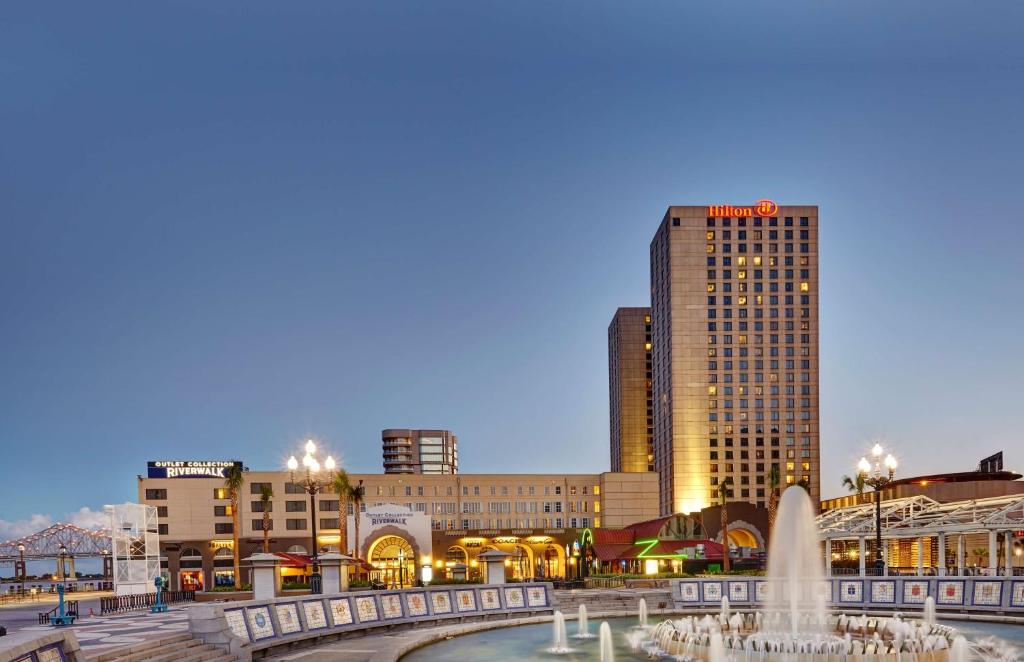 um horizonte da cidade com uma fonte e edifícios em Hilton New Orleans Riverside em Nova Orleães