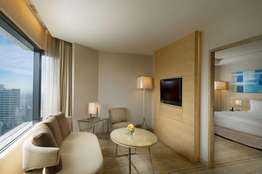 TV a/nebo společenská místnost v ubytování DoubleTree By Hilton Kuala Lumpur