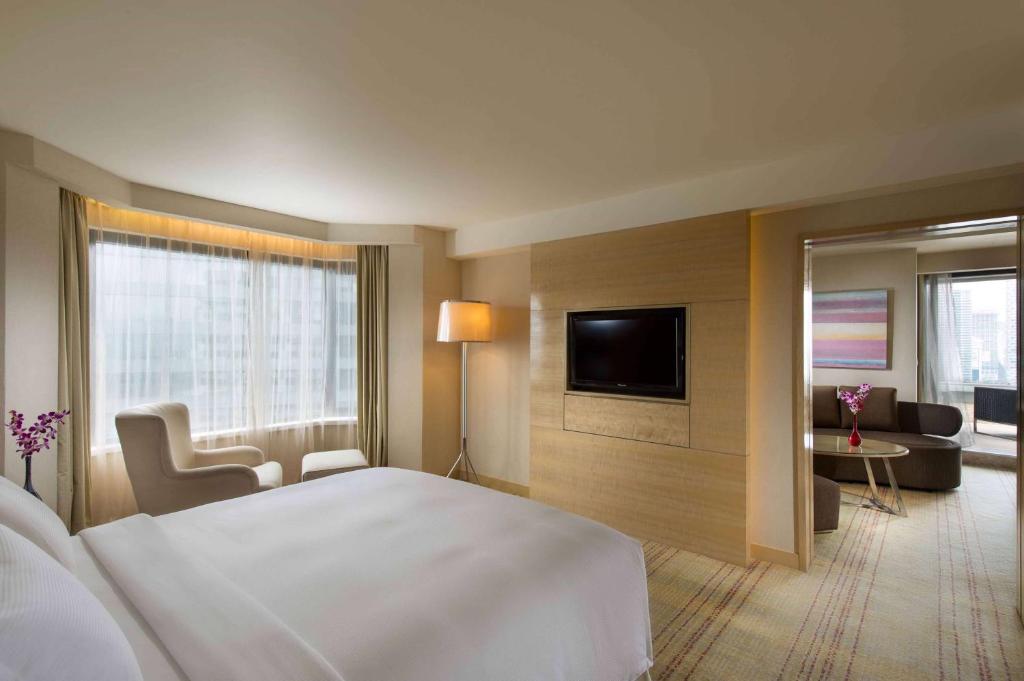 TV a/nebo společenská místnost v ubytování DoubleTree By Hilton Kuala Lumpur