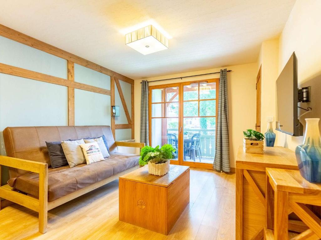 a living room with a couch and a table at Appartement centre-ville avec WiFi et sauna inclus - FR-1-296-404 in Saint-Lary-Soulan