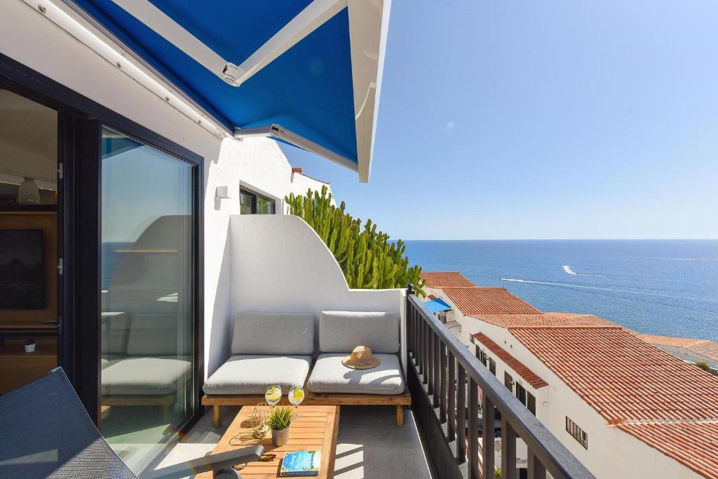 a balcony with a couch and a view of the ocean at Los Canarios 630 by VillaGranCanaria in Patalavaca