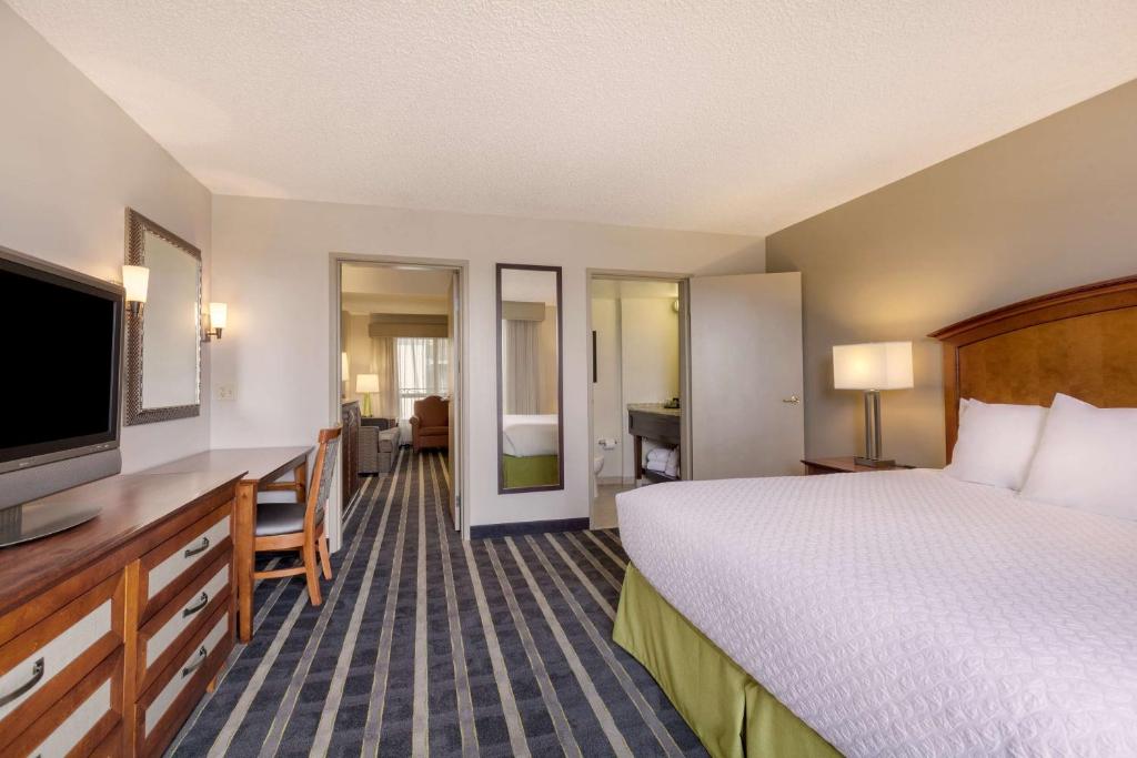 Embassy Suites San Francisco Airport Waterfront photo