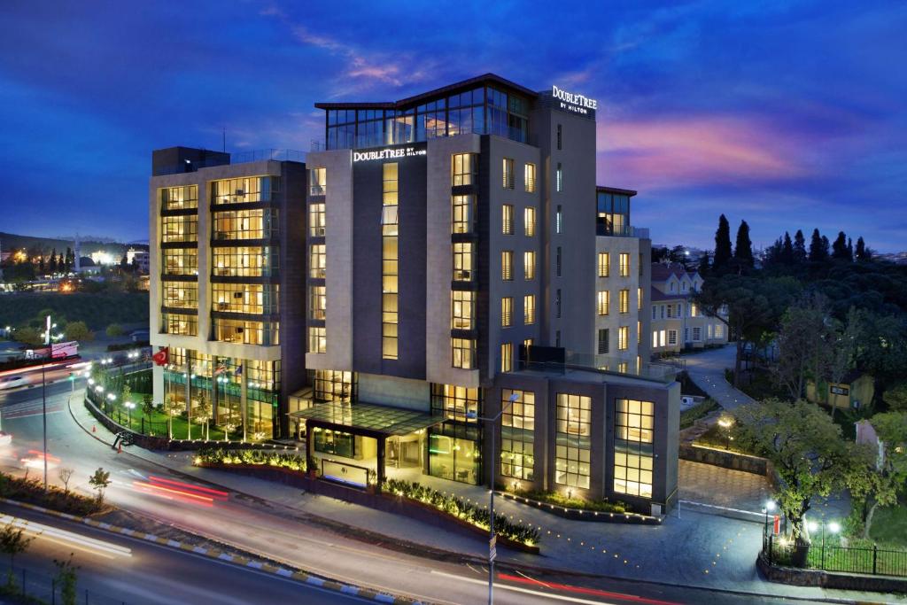 イスタンブールにあるダブルツリー バイ ヒルトン ホテル イスタンブール トゥズラの夜のホテルの描写