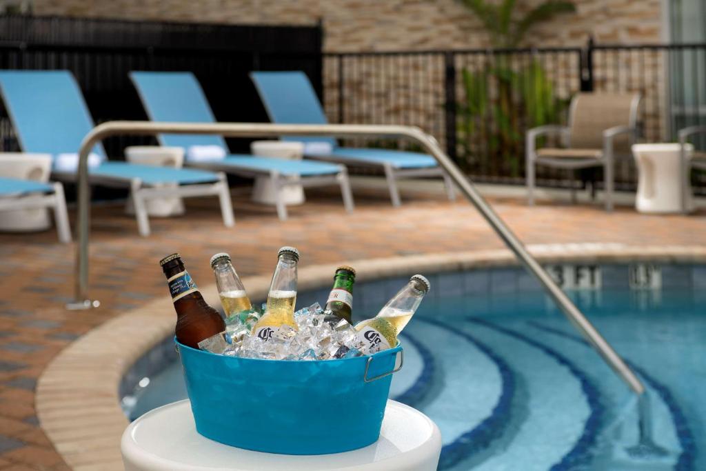 einen Eimer voller Flaschen Bier in einem Pool in der Unterkunft Hampton Inn Miami Airport East in Miami