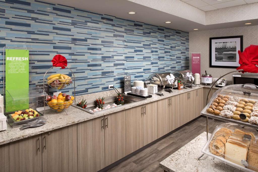 ein Buffet in einem Restaurant mit Obst auf der Theke in der Unterkunft Hampton Inn Miami Airport East in Miami