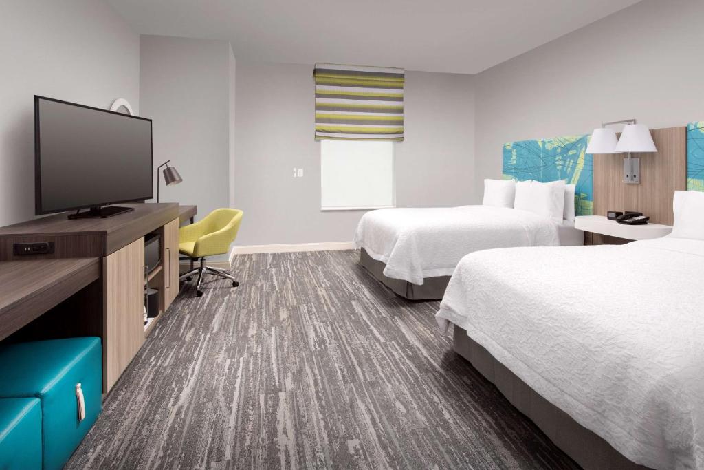 Ein Bett oder Betten in einem Zimmer der Unterkunft Hampton Inn Miami Airport East