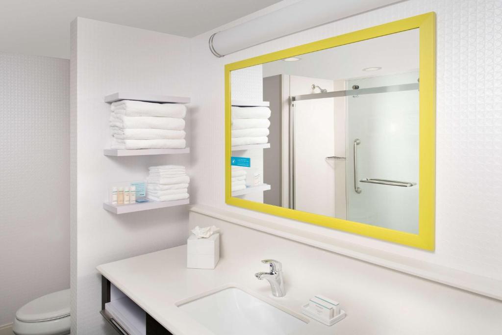 Ein Badezimmer in der Unterkunft Hampton Inn Miami Airport East