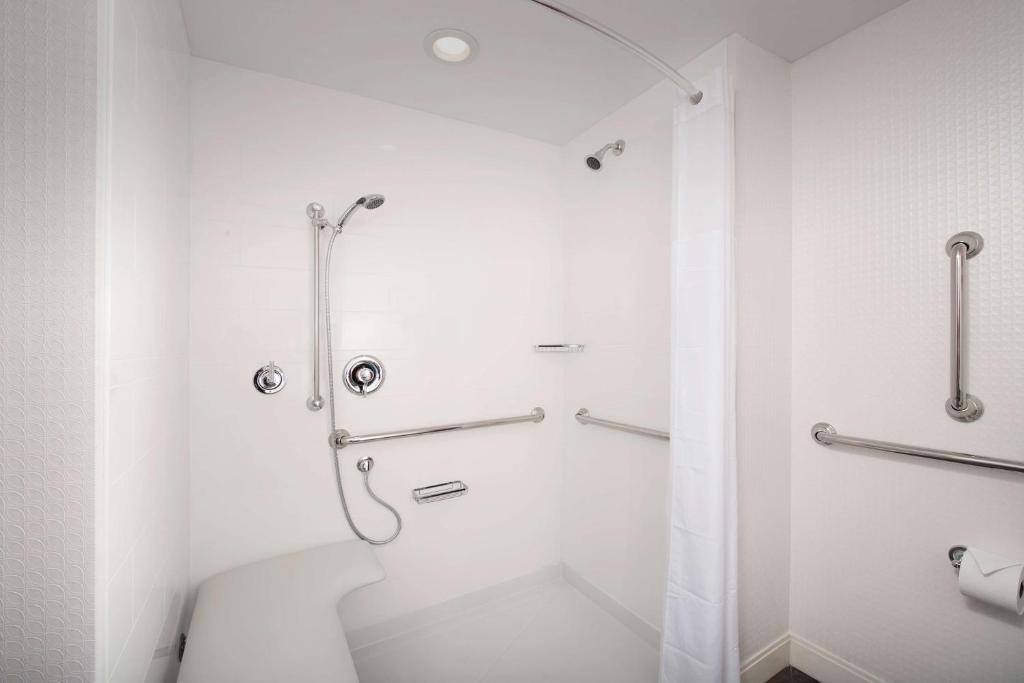 Ein Badezimmer in der Unterkunft Hampton Inn Miami Airport East