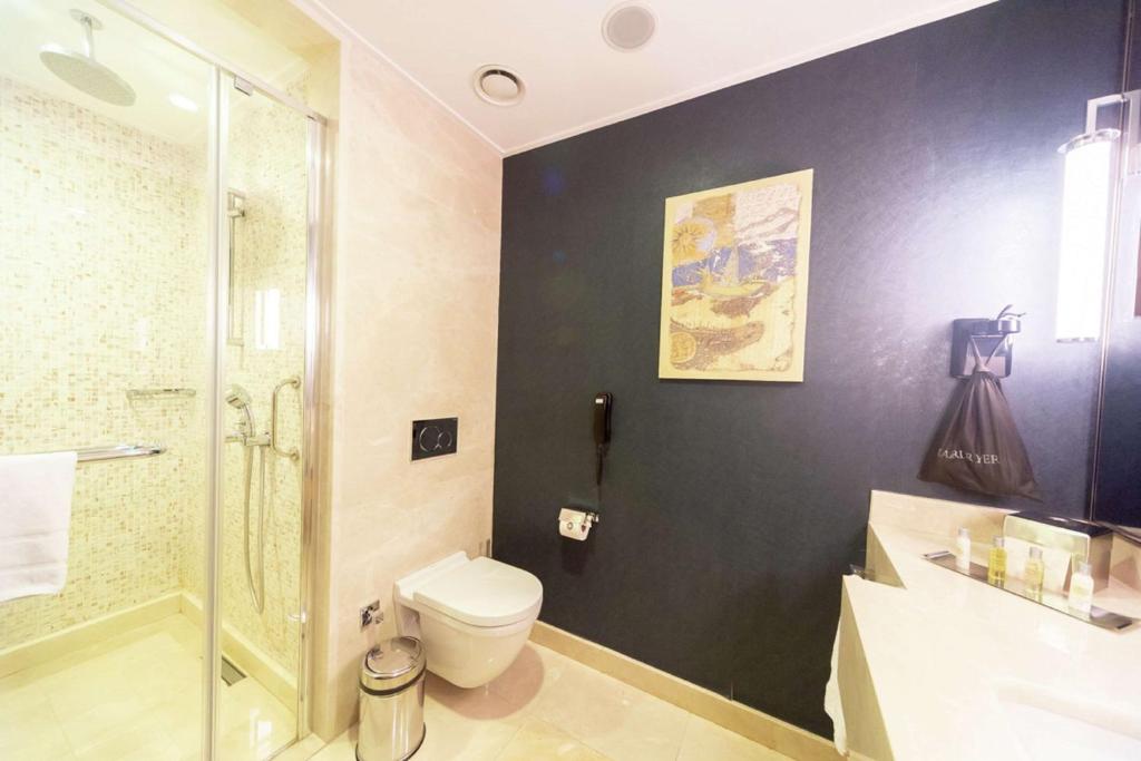 Un baño de Doubletree By Hilton Istanbul Topkapi