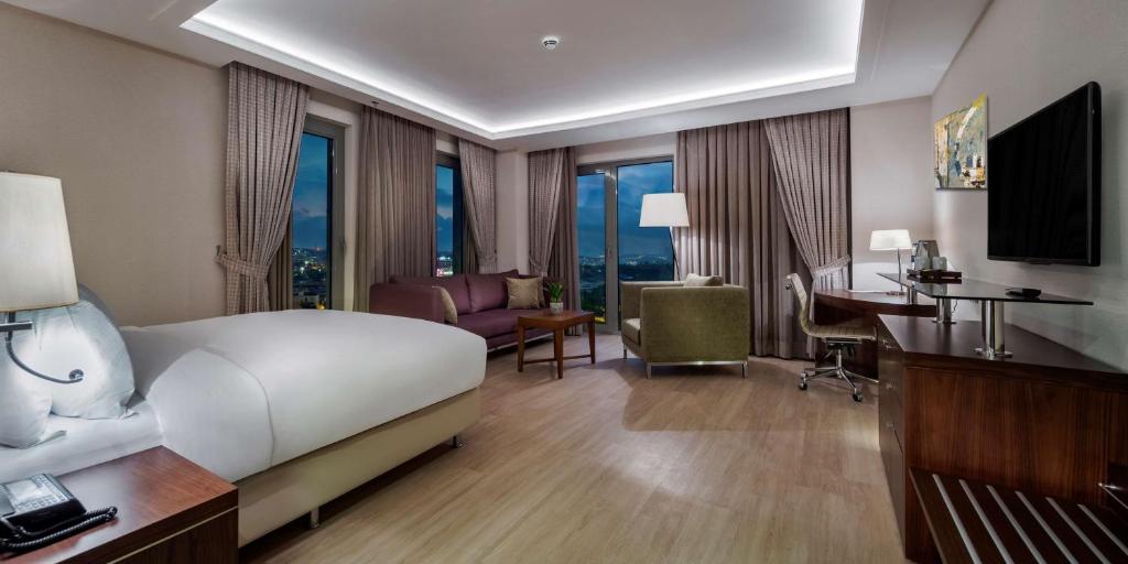 Una televisión o centro de entretenimiento en Doubletree By Hilton Istanbul Topkapi