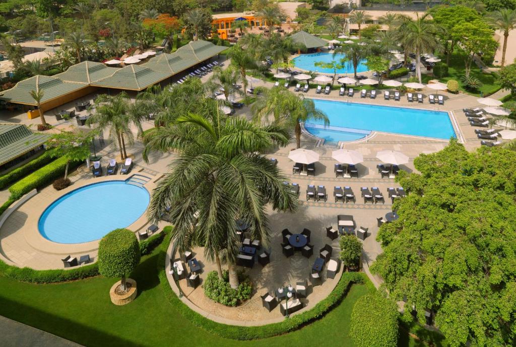 eine Aussicht über den Pool in einem Resort in der Unterkunft Hilton Cairo Heliopolis Hotel in Kairo