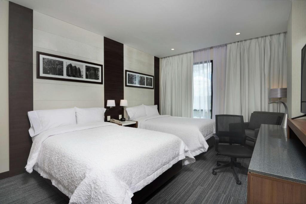 Hampton Inn By Hilton San Luis Potosi - Doppelzimmer Mit Zwei Doppelbetten Und Lake View