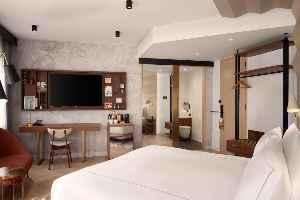 
Junior Suite with Peloton
