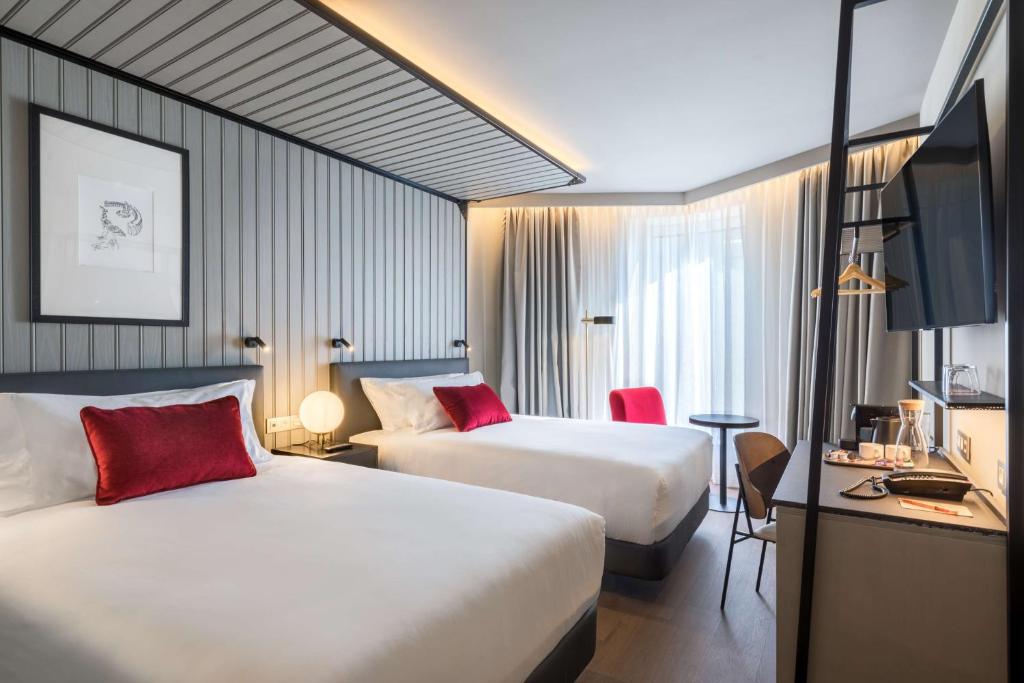 
Double Room with Two Double Beds and City View 
